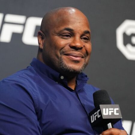 Кормье уверен: Махачев не боится Топурии