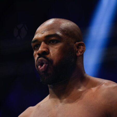 «Драться этим летом или быть лишенным пояса»: Реакция фанатов на обещание Джона Джонса вернуться, главные истории MMA недели