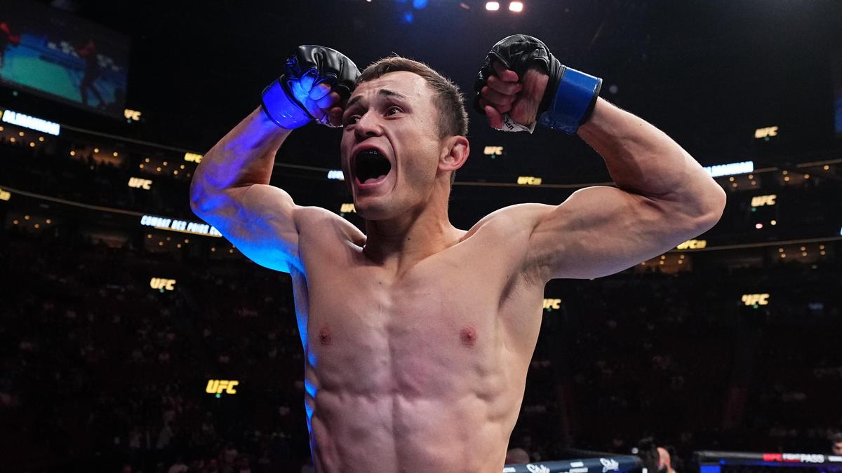 Preview Гаджи Рабаданов досрочно победил Марка Диакизе за 32 секунды на PFL 3