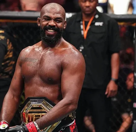 «Отвратительно» – фанаты UFC требуют от Дэны Уайта лишить Джона Джонса титула после антирекорда Тома Аспиналла