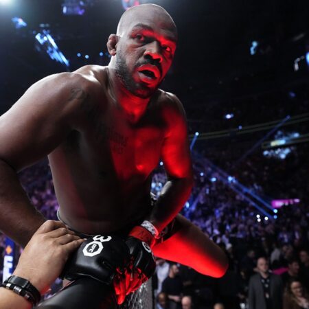 Легенда UFC: Джон Джонс наслаждается уникальной ситуацией в конфликте с Томом Аспинэллом