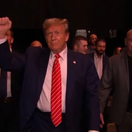 Дональд Трамп на UFC 316: Приветствия, жесты бойцов и заметное отсутствие Илона Маска