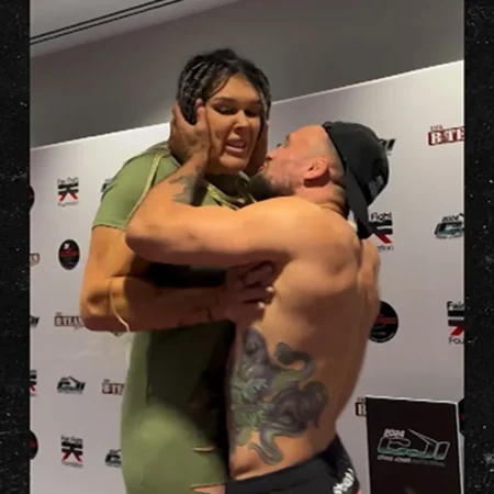 Странный момент на взвешивании BKFC: Боец поцеловала соперницу прямо в губы