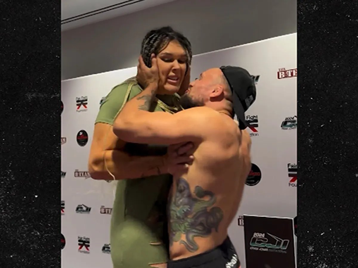 Preview Странный момент на взвешивании BKFC: Боец поцеловала соперницу прямо в губы