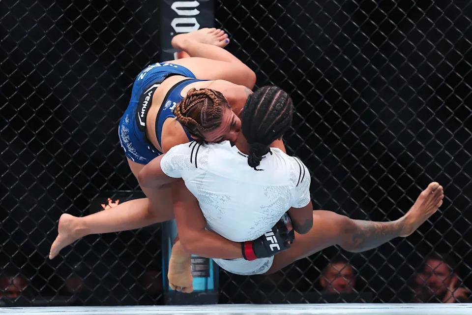Preview Боец UFC, бывшая стриптизерша, трижды заставила IShowSpeed сдаться в шутливом спарринге