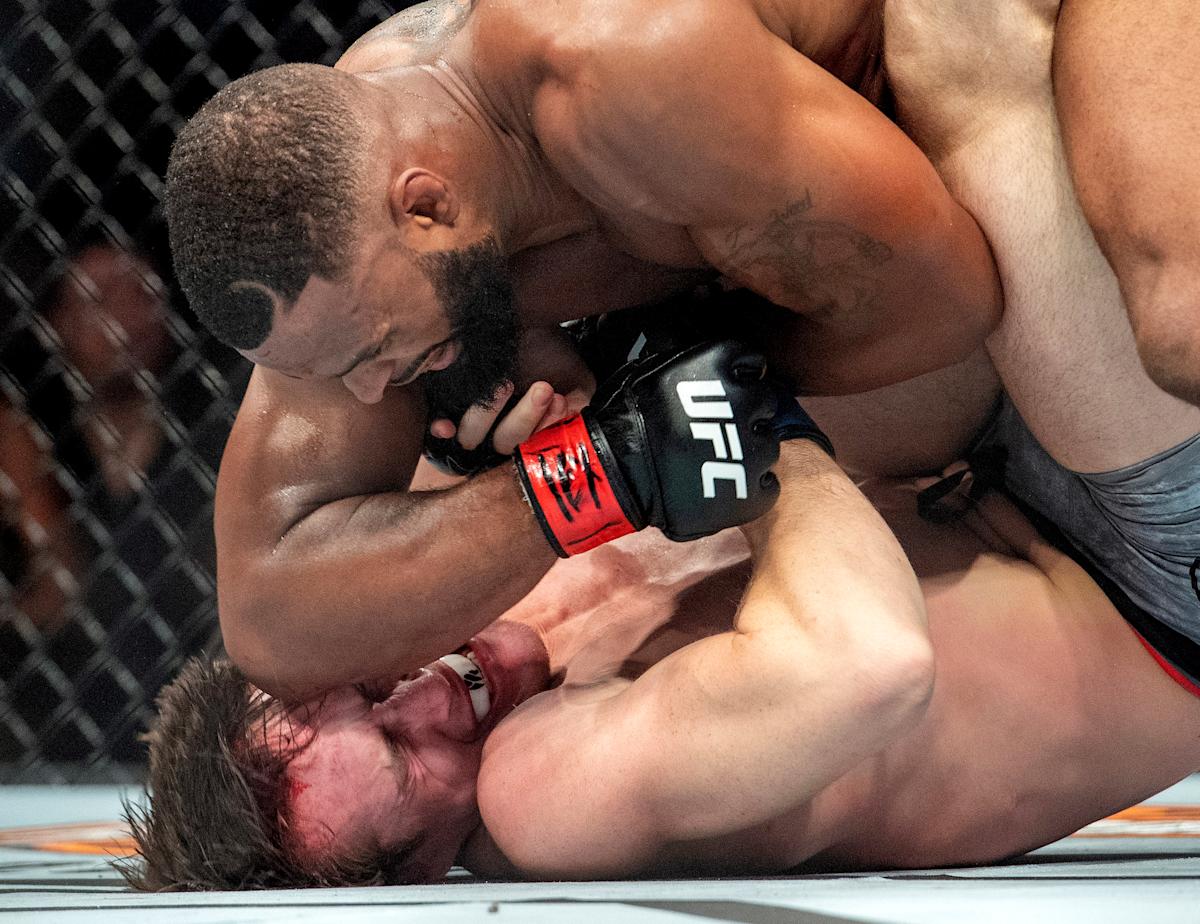 Preview Легенда UFC, которая устроила величайшему бойцу тяжелейший поединок, по сообщениям, пойдет по стопам Даррена Тилла