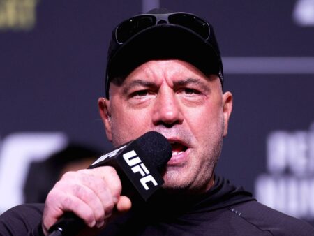 Джо Роган возвращается в команду комментаторов UFC 320, подтверждено и возвращение любимого репортера