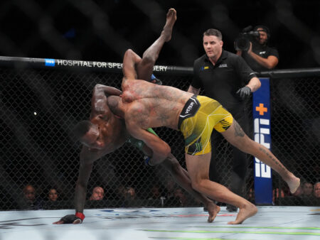 Алекс Перейра шутливо атакует ногой в голову легенду UFC после просьбы о перемирии