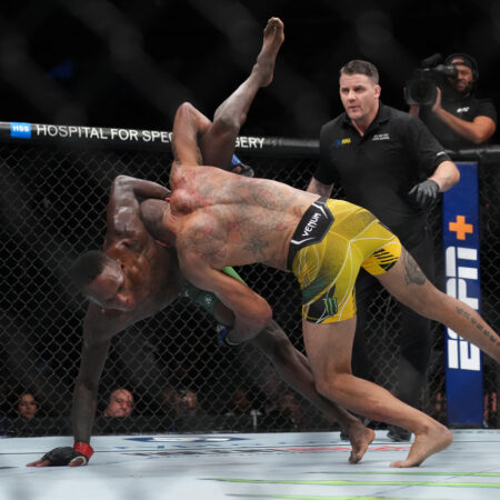 Алекс Перейра шутливо атакует ногой в голову легенду UFC после просьбы о перемирии