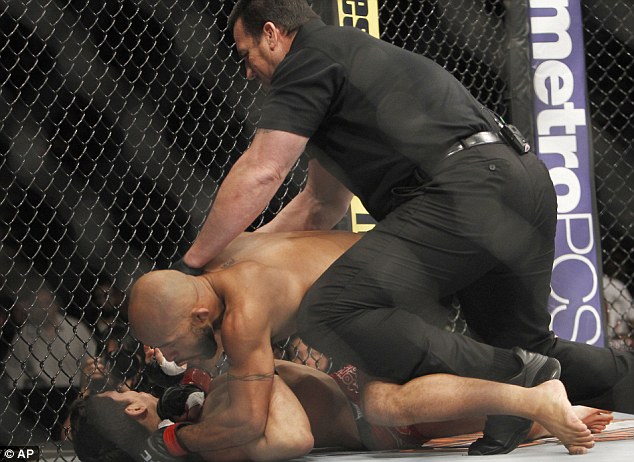 Preview Бывший боец UFC, заявлявший, что превзойдет Деметриуса Джонсона в грэпплинге, был жестоко задушен до потери сознания