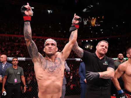 Чарльз Оливейра предлагает бой звезде UFC, назвавшей его «глупым дилетантом» после поражения Илии Топурии