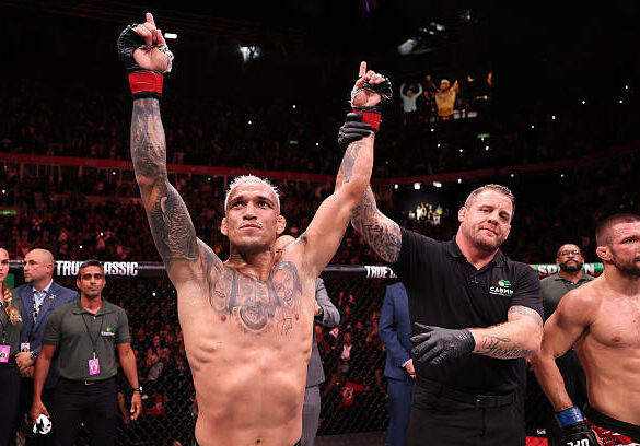 Чарльз Оливейра предлагает бой звезде UFC, назвавшей его «глупым дилетантом» после поражения Илии Топурии