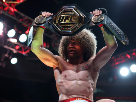Мераб Двалишвили установит рекорд по защитам титула за год, но легенда UFC превзошла его по скорости