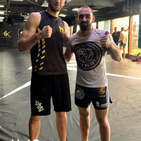 Дэн Хукер представил необычное боксерское мероприятие «Отцы без боев» в рождественской тематике