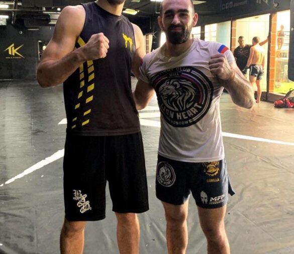 Дэн Хукер представил необычное боксерское мероприятие «Отцы без боев» в рождественской тематике