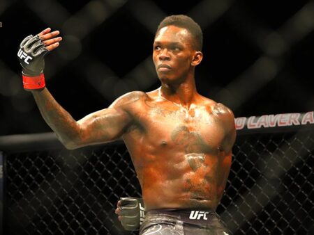 Исраэль Адесанья считает, что его «обошли» в бою за титул чемпиона мира, определившем его карьеру