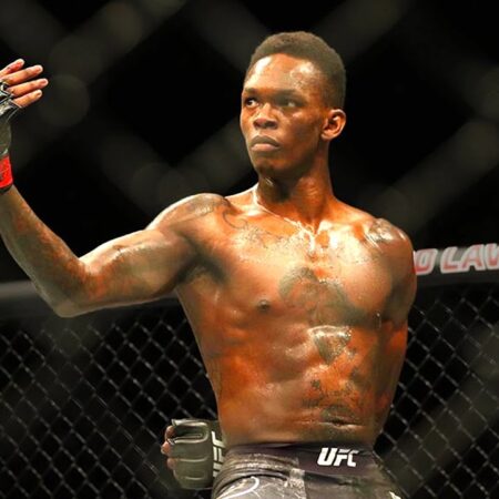 Исраэль Адесанья считает, что его «обошли» в бою за титул чемпиона мира, определившем его карьеру